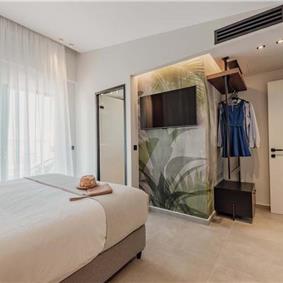 3 bedroom penthouse apartment with pool in Chania town, sleeps 6